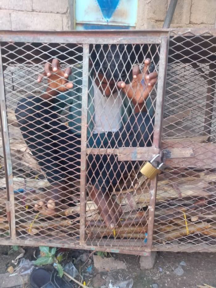 جريمة بشعة في حجة.. مشرف حوثي يحتجز طفلًا داخل قفص حديدي في مشهد صادم يجسد وحشية الميليشيا