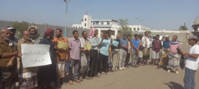 موظفون نازحون من البيضاء ينظمون وقفة احتجاجية في عدن للمطالبة بصرف رواتبهم المتوقفة منذ عشرة أشهر