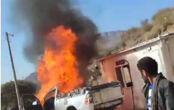  سائق يُحرق سيارة "قات" احتجاجًا على جبايات الحوثي في الضالع