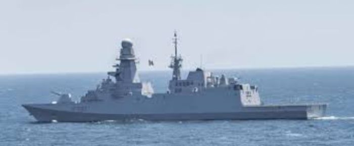  فرقاطة إيطالية ترافق سفنًا تجارية في البحر الأحمر