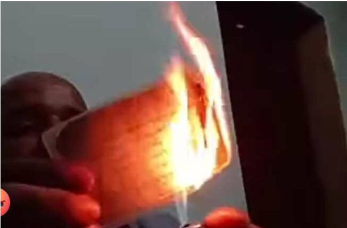 محامي ضحايا الابتزاز في تعز يحرق بطاقة عضويته بنقابة المحامين احتجاجًا على الإفراج عن عصابة "السلخانة"