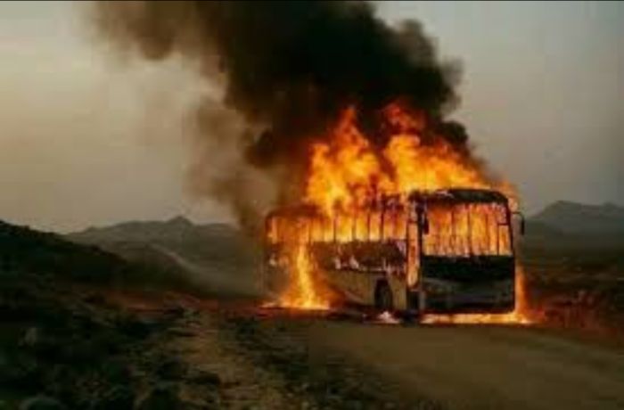  لجنة وزارية تبدأ التحقيق في حادثة احتراق حافلة نقل جماعي بأبين