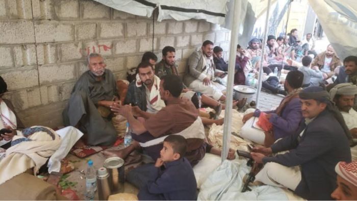  جرحى الجيش في مأرب ينصبون خيمة اعتصام احتجاجًا على تأخر مستحقاتهم