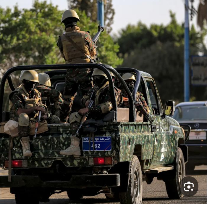  صنعاء .. قيادي حوثي يهدد قضاة ومحامين بالحبس بسبب انتقادهم لطريقة إدخال السجناء إلى ساحة المحكمة