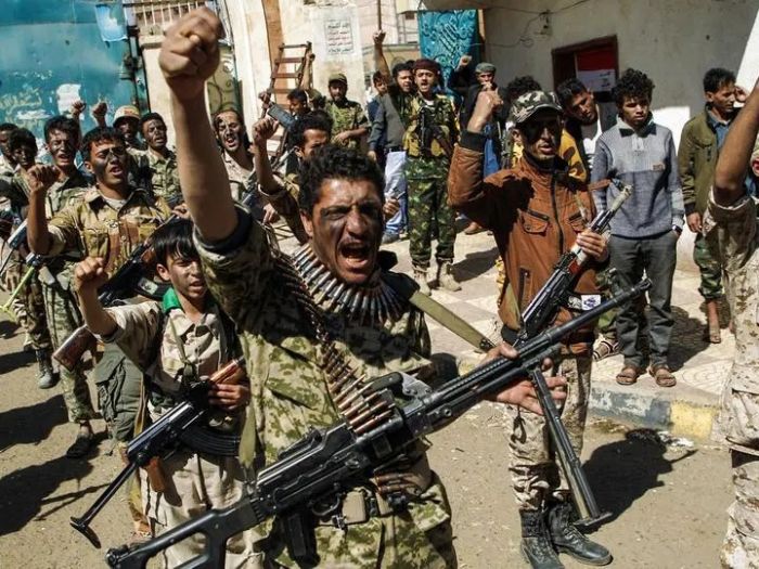 مليشيا الحوثي تواصل استهداف التعليم في الحديدة بإقصاء أكثر من 1300 معلم ومعلمة