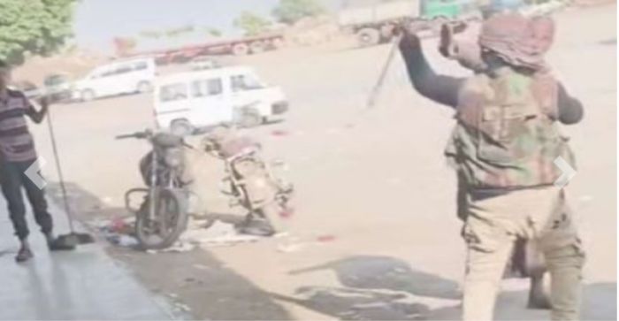  شباب يعتدون بالضرب على مختلٍّ عقليًا في مناخة