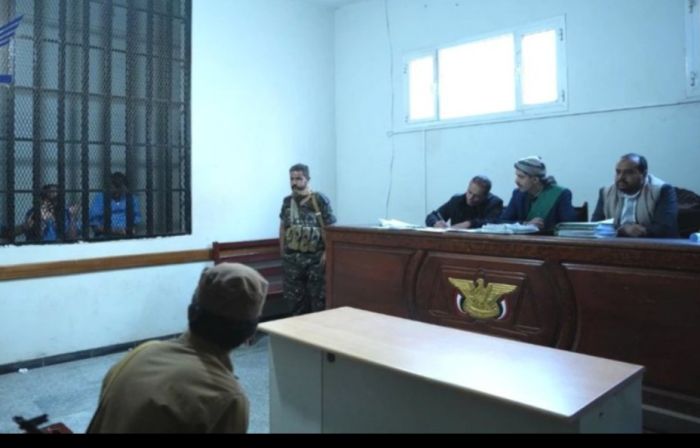  معتقل يفاجئ قضاة محكمة حوثية في صنعاء: "لسنا مخبرين.. سلّموا الرواتب يا لصوص"