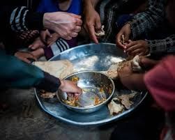 دعوات لتبني حملات اغاثة لسكان صنعاء .. العصابة الارهابية تقتلهم بصمت 