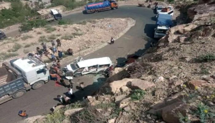 تعز .. وفاة خمسة أشخاص وإصابة تسعة بحادث انقلاب حافلة في نقيل حيفان