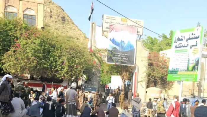  مواطنون يشكون تعطيل مكتب جوازات تعز ويطالبون بإقالة المدير وإنهاء الإغلاق