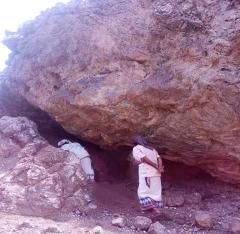 في ظل الانهيار الاقتصادي… شباب اليمن يحفرون الجبال أملاً في كنز يبدد الفقر