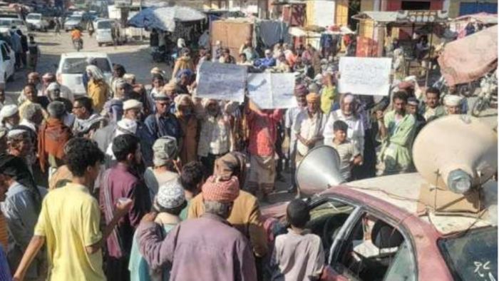  أبين .. وقفة احتجاجية في لودر تطالب الحكومة بصرف رواتب العسكريين