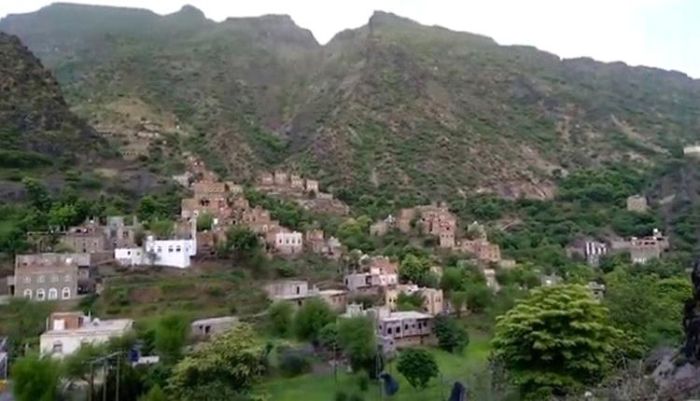 أطقم حوثية ترهب سكان شرعب الرونة لفرض جبايات “المجهود الحربي” بالقوة