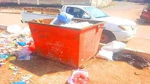 العثور على طفل حديث الولادة متوفّى داخل برميل قمامة في البريقة يثير موجة غضب واسعة بعدن