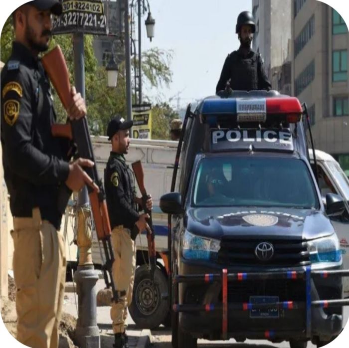 هجوم مسلح وانفجاران يستهدفان مقراً للقوات شبه العسكرية في بيشاور