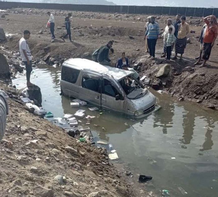 حادث مروري في عدن يُصيب طالبات ويثير غضب الأهالي