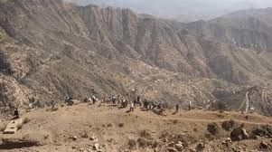 مخاوف من قطع طريق هيجة العبد :  ناشطون يطالبون محافظَي تعز ولحج بإيقاف الاشتباكات في المقاطرة