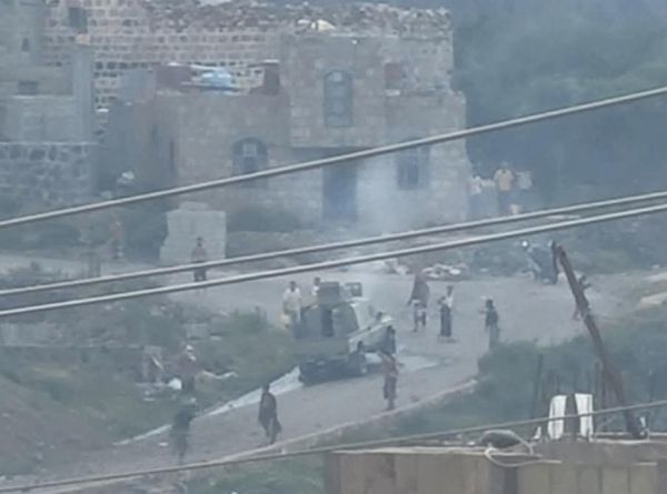 مصادر محلية: مزاعم بمحاولة اغتيال محافظ تعز استُخدمت ذريعة لمهاجمة معتصمين في المقاطرة