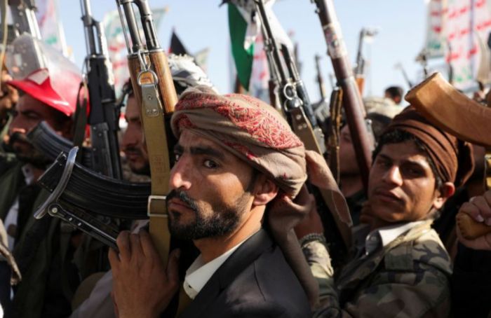  في ظل أزمات تجارية وصناعية وارتفاع أسعار تعصف بمناطقها.. عصابة الحوثي تُصعد بالحشد للهروب نحو تفجير الأوضاع في جبهات التماس