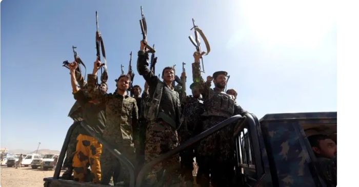 قرار حوثي ينسف فرحة تخرّج طالبات الطب ويثير غضبًا عارمًا