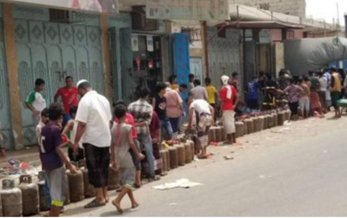  تصاعد أزمة الغاز في تعز.. اتهامات بالفساد ونهب حصص المواطنين