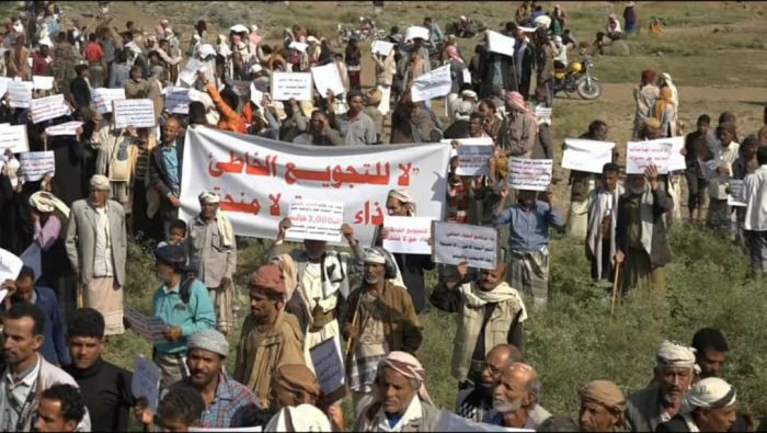 أبناء جبل حبشي ينظمون وقفة احتجاجية للمطالبة بإعادة إدراج المديرية في قوائم مساعدات برنامج الغذاء العالمي