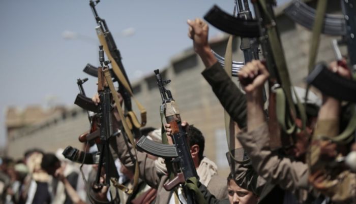  بتسريح المئات عن وظائفهم.. عملية إقصاء حوثية لموظفي الجهاز الإداري والسلك التربوي