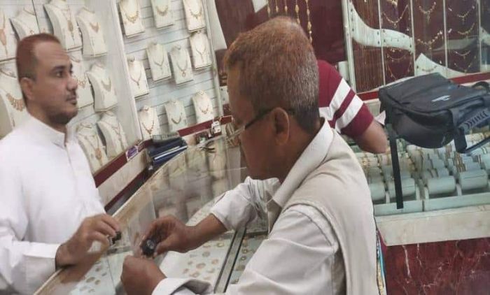 تجار الذهب في الحديدة يشكون حملة ابتزاز ومصادرة تقودها عناصر حوثية