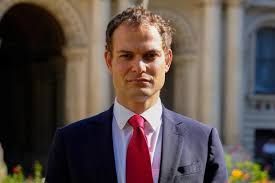 بريطانيا تحذّر من تصاعد تهريب الأسلحة إلى الحوثيين وتدعو لرفع قيود المساعدات في اليمن