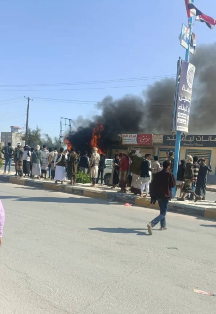  شبوة .. حريق ضخم في محل تجاري يُثير انفجارات في عتق