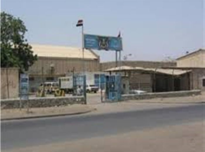  بتوجيهات رئاسية .. نقل 17 سجينًا من سجون محور طور الباحة إلى السجن المركزي بعدن