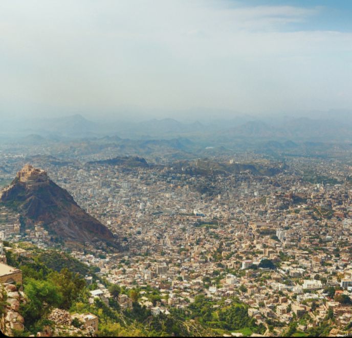 القوات الحكومية تستهدف مواقع الحوثيين شرق تعز بعد رصد نيران معادية