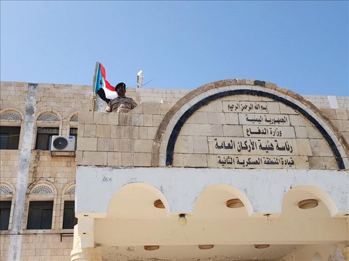 رفع أعلام الانتقالي في المنطقة العسكرية الثانية بالمكلا يمهّد لتحولات سياسية مرتقبة في المحافظات الجنوبية