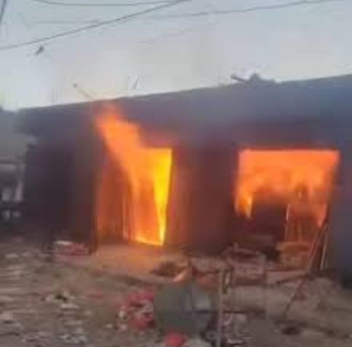  حريق ضخم يلتهم ورشة نجارة في ذمار ويخلّف خسائر بـ100 مليون ريال