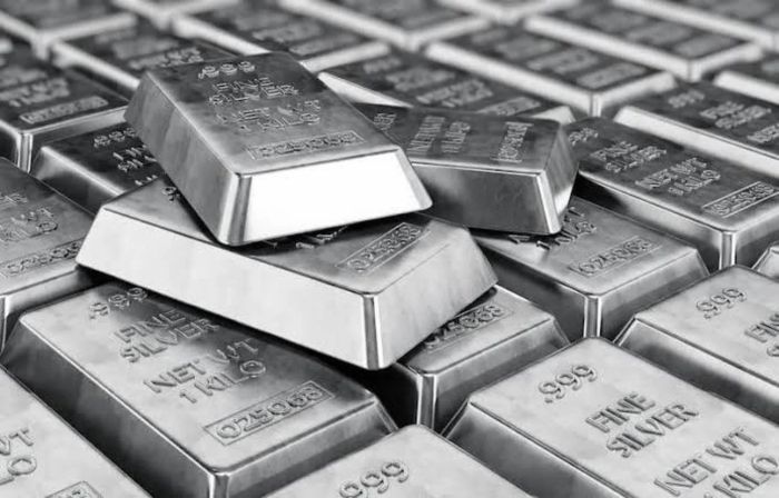 الفضة تسجل رقماً تاريخياً عند 60 دولاراً للأونصة مع تفاقم العجز وارتفاع الطلب