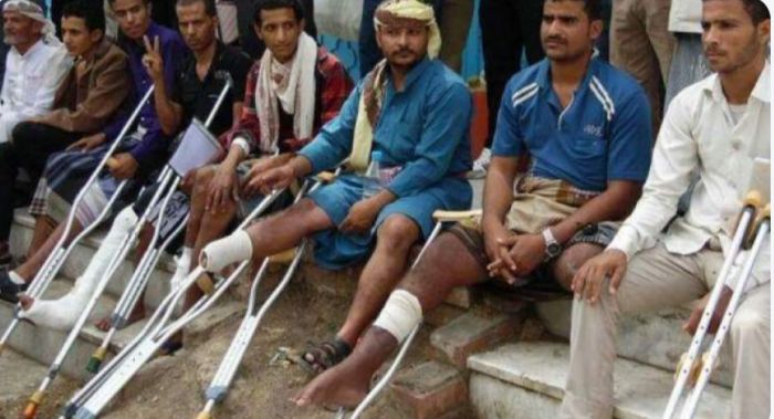  بعد إغلاق مقر السلطة المحلية .. جرحى تعز يغلقون المكاتب الإيرادية في المحافظة