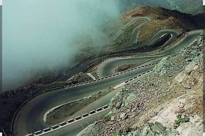  الحوثيون ينسفون منعطفات هامة في عقبة ثرة بمكيراس البيضاء