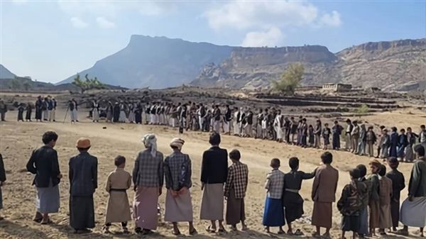 مليشيا الحوثي تزج بالأطفال في وقفات مسلحة وتدريبات قتالية داخل مدارس الحيمة الخارجية بصنعاء