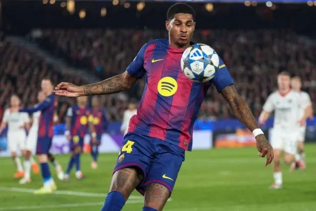 فليك مدرب برشلونة يُشيد بـ«احترافية» راشفورد