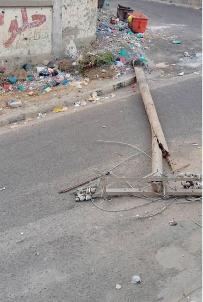  سقوط عمود كهرباء ضغط عالٍ في الجحملية بتعز