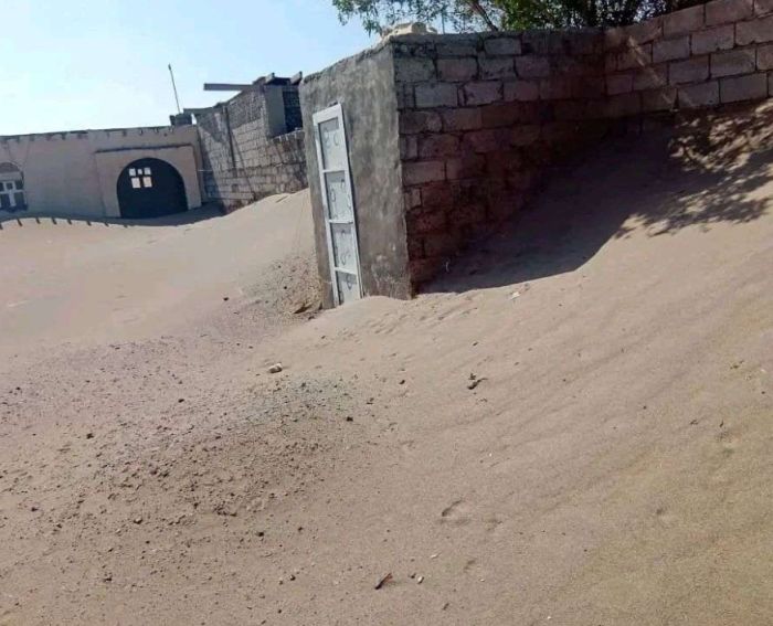 زحف الرمال يبتلع منازل في المخا والسلطة المحلية عاجزة عن التدخل