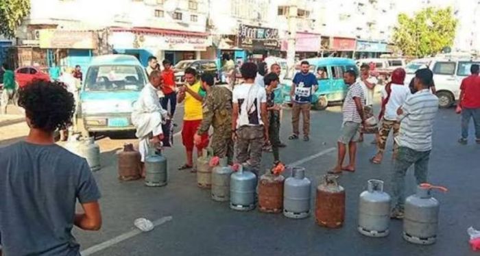  أزمة غاز منزلي في عدن تدفع السكان للبحث خارج المدينة