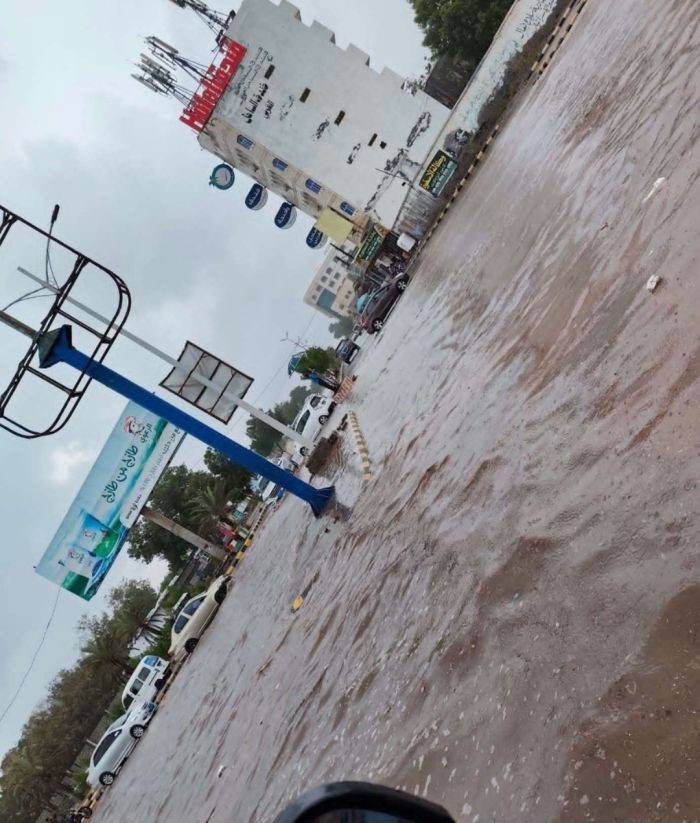  أمطار غزيرة في الحديدة وتحذيرات من أمراض فيروسية