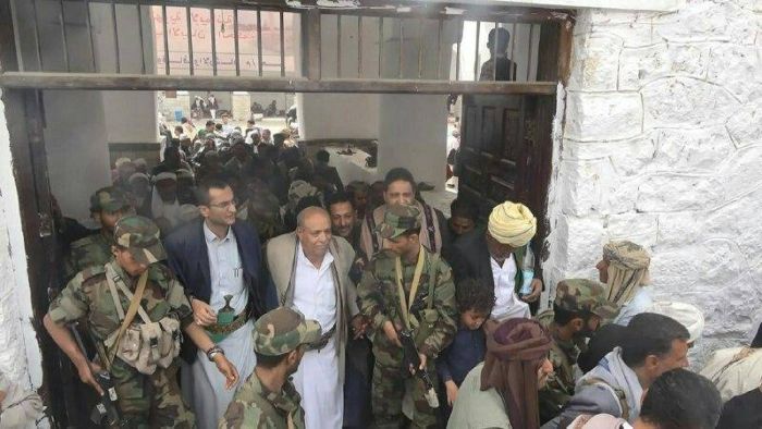 الحوثيون يحوّلون مركزًا لتحفيظ القرآن في إب إلى ثكنة عسكرية ويطردون الطلاب