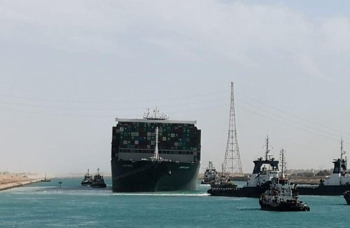 قناة السويس تستعيد نشاطها مع عبور أول سفينة لميرسك بعد توقف الحرب في غزة