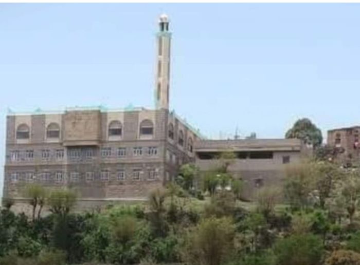 مليشيا الحوثي تغلق مركزًا لتعليم القرآن الكريم وتحوله إلى ثكنة عسكرية في إب