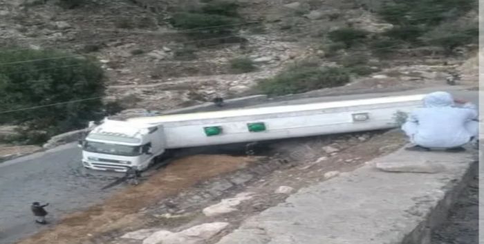  لحج .. حادث شاحنة يتسبب في توقف حركة المرور بنقيل ظمران