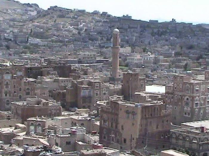  مقتل 4 أشخاص وإصابة 8 آخرين بحادث مروّع في يريم بإب