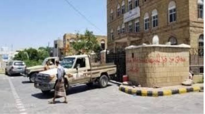  نافذون يعتدون على مبنى الصناعة والتجارة بتعز ويستولون على جزء من سوره