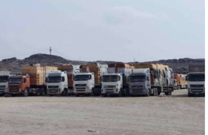 تعسفات حوثية بحق سائقي شاحنات النقل في منفذ عفار بالبيضاء